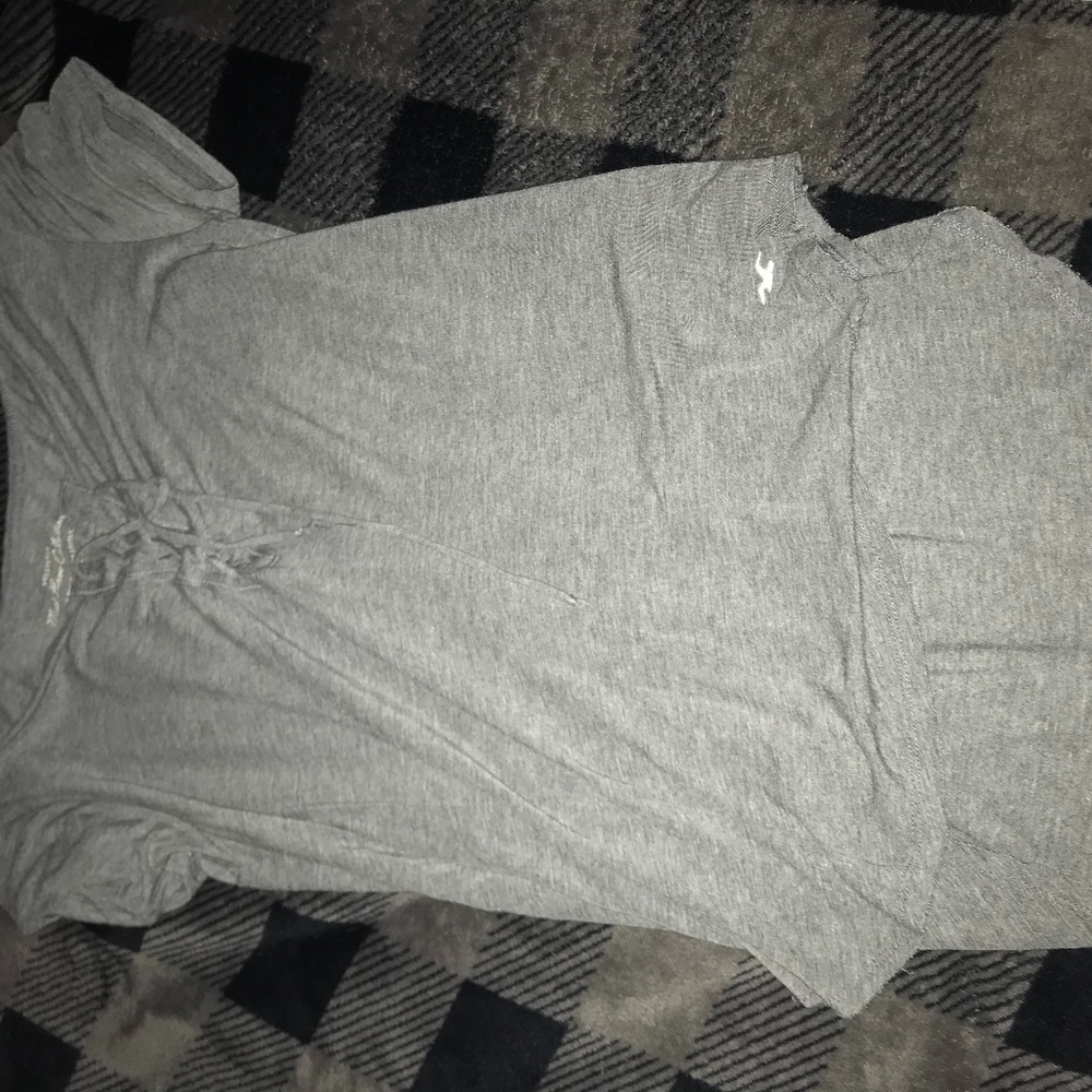 grey hollister shirt